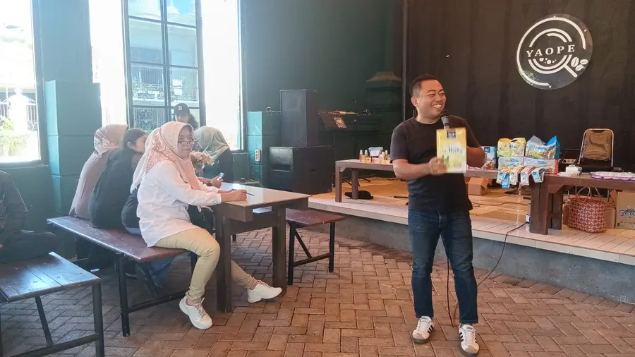 Presentasi produk kepada mitra SR12