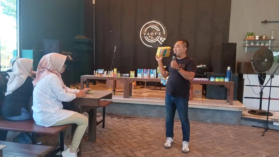 Edukasi produk bersama calon mitra SR12